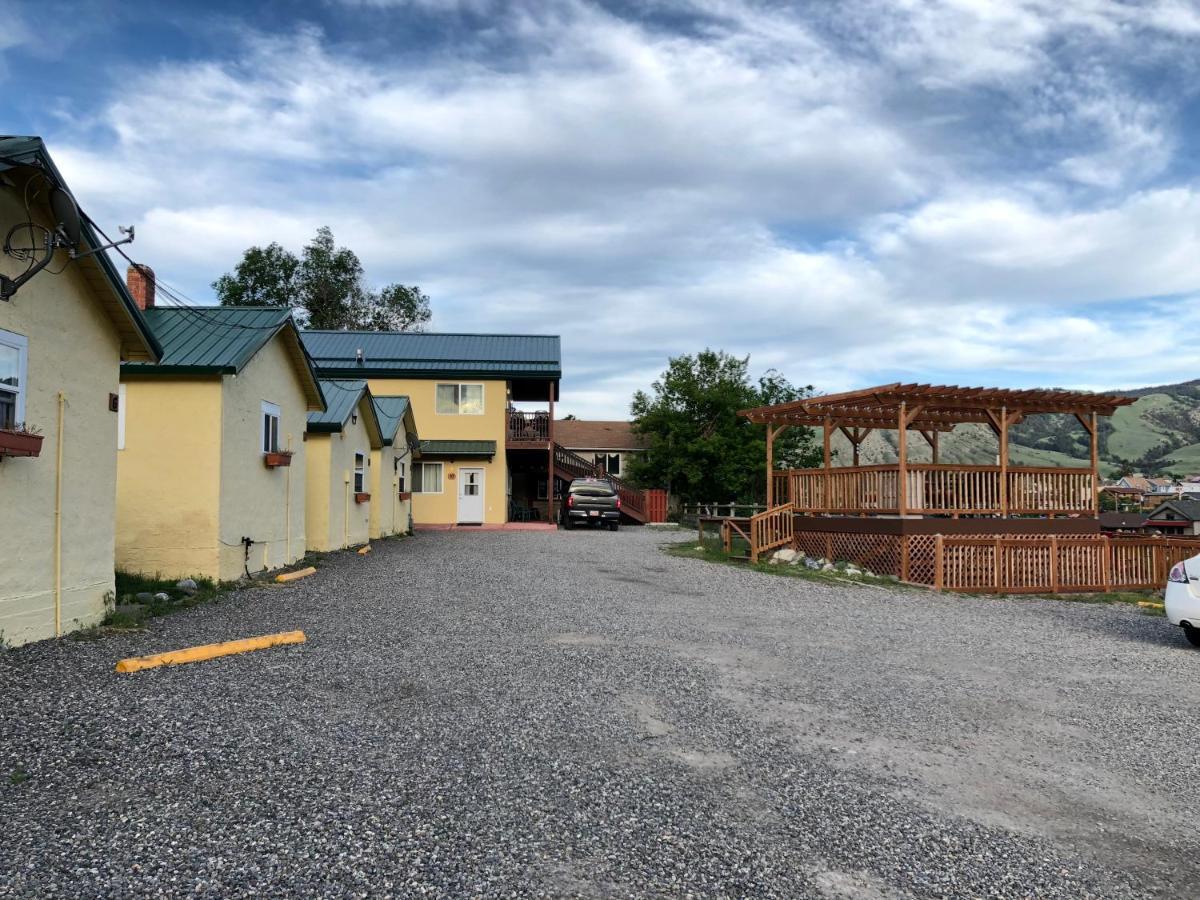 Yellowstone Riverside Cottages Gardiner Exterior photo