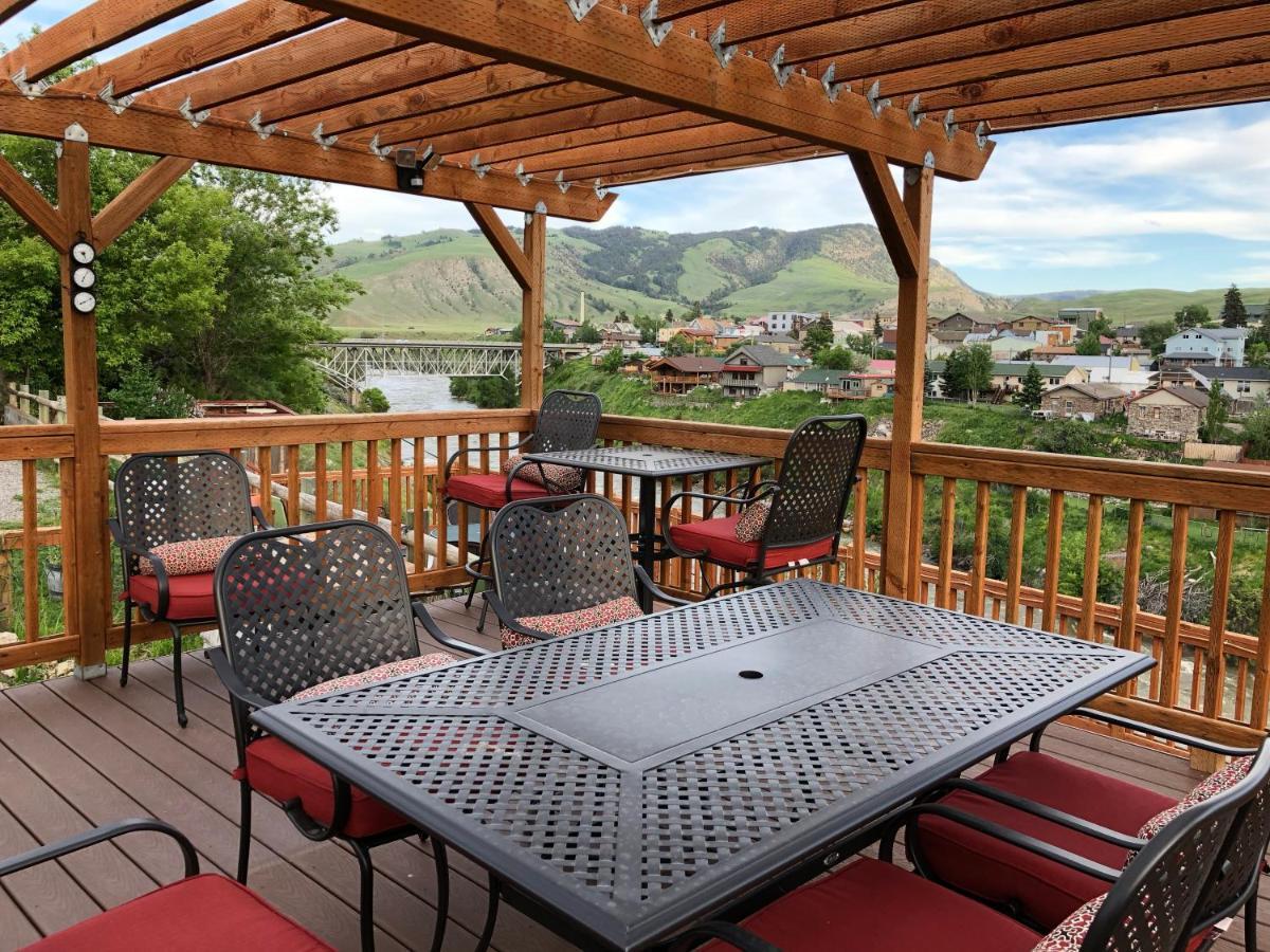 Yellowstone Riverside Cottages Gardiner Exterior photo