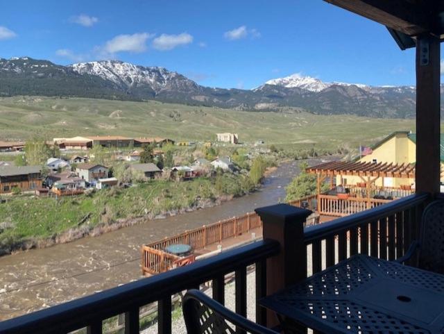 Yellowstone Riverside Cottages Gardiner Exterior photo