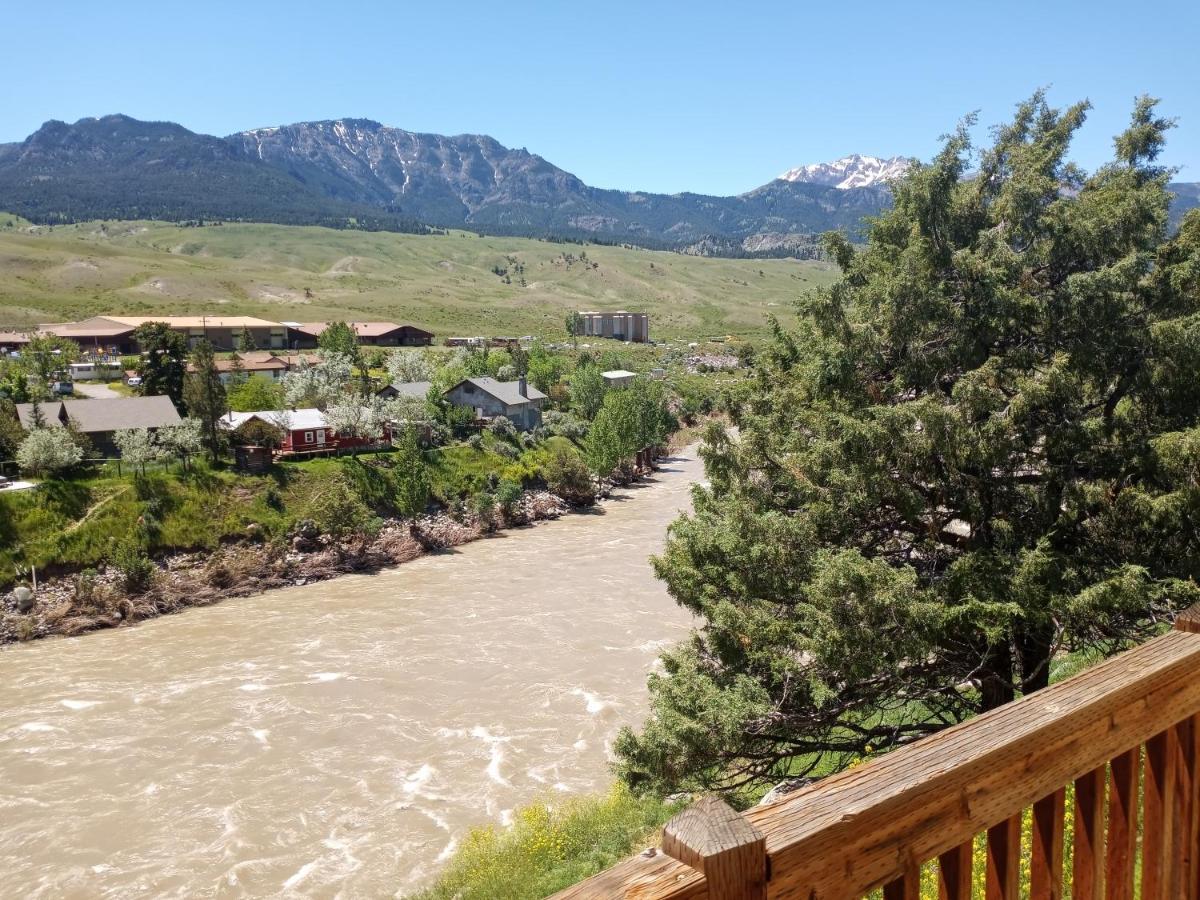 Yellowstone Riverside Cottages Gardiner Exterior photo