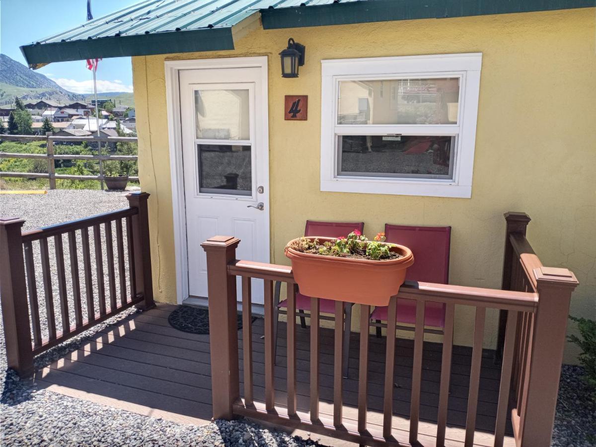 Yellowstone Riverside Cottages Gardiner Exterior photo